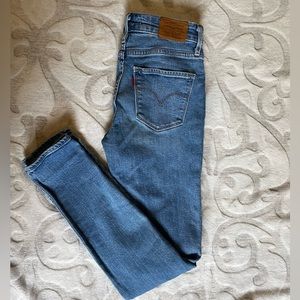 Levis 721 Highrise Skinny Jeans with Distressed Knees Size 25
